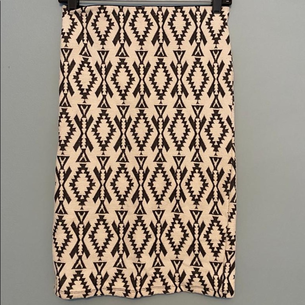 Mid-Length Pin Skirt | Black and White Geometric Pattern